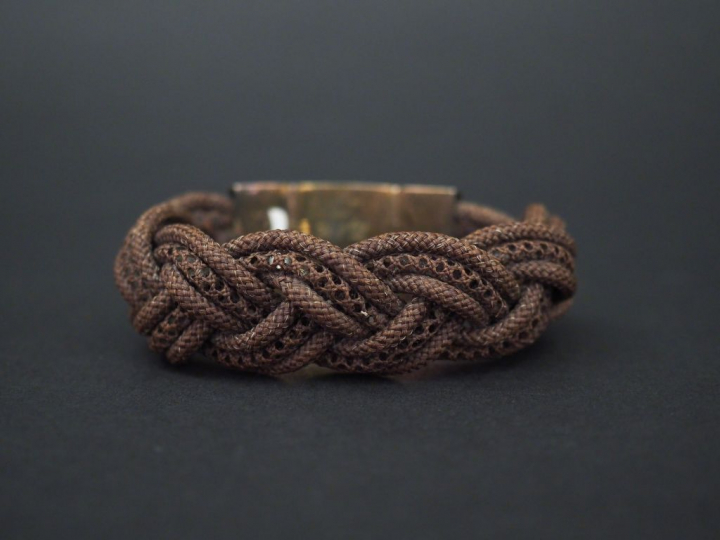 Bracelet XIXème en cheveux tressés. Le fermoir en vermeil, à décor de 