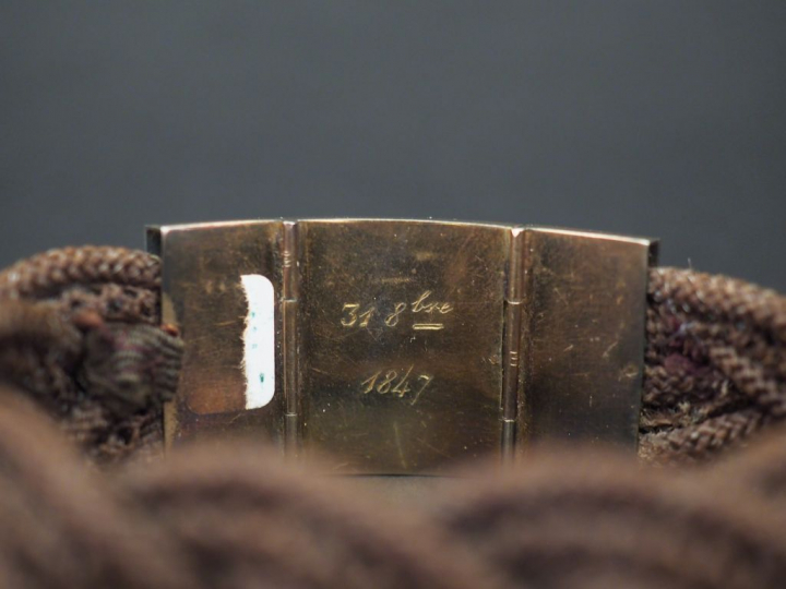 Bracelet XIXème en cheveux tressés. Le fermoir en vermeil, à décor de 