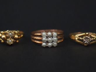 Vente aux enchères Ensemble comprenant :  -	 une bague en or jaune, sertie d’un pavage de