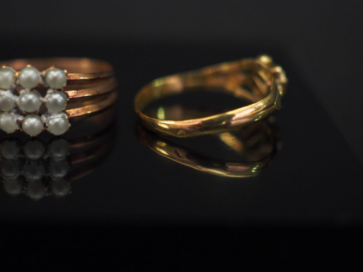 Ensemble comprenant :  -	 une bague en or jaune, sertie d’un pavage de