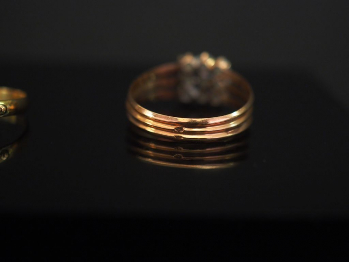 Ensemble comprenant :  -	 une bague en or jaune, sertie d’un pavage de