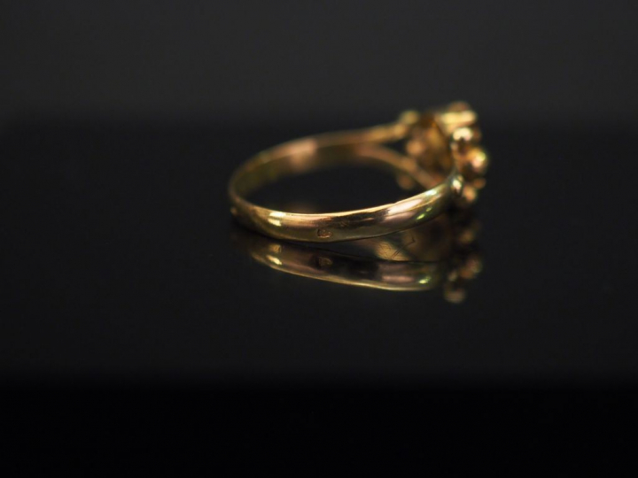 Ensemble comprenant :  -	 une bague en or jaune, sertie d’un pavage de