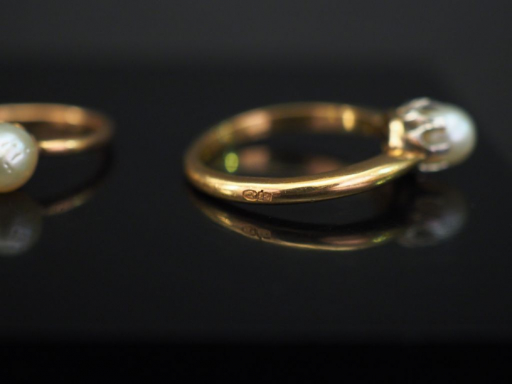 Ensemble comprenant deux différentes bagues en or jaune, serties en le