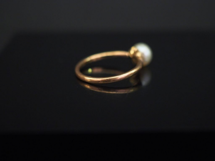 Ensemble comprenant deux différentes bagues en or jaune, serties en le