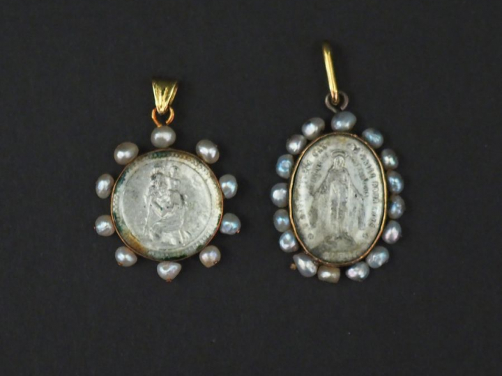 Deux différentes médailles religieuses en or jaune, composition et mét