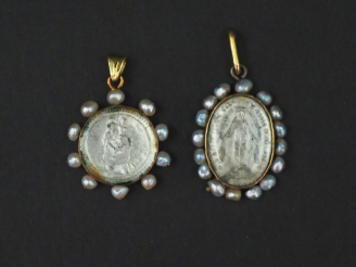 Vente aux enchères Deux différentes médailles religieuses en or jaune, composition et mét
