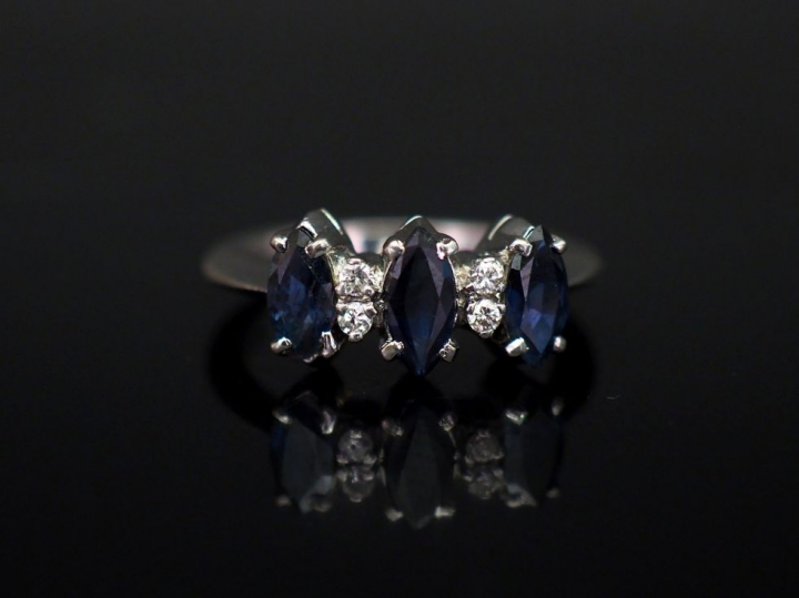 Bague pont en argent, sertie de trois saphirs et de quatre petits diam