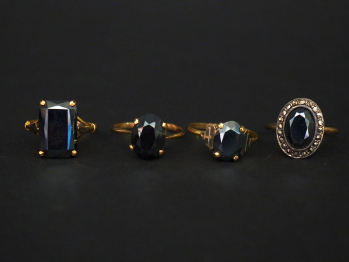 Ensemble comprenant quatre différentes bagues en or jaune, serties de 