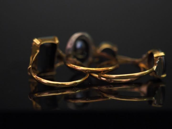 Ensemble comprenant quatre différentes bagues en or jaune, serties de 