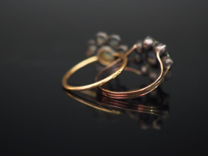 Ensemble comprenant deux différentes bagues de forme marguerite en or 