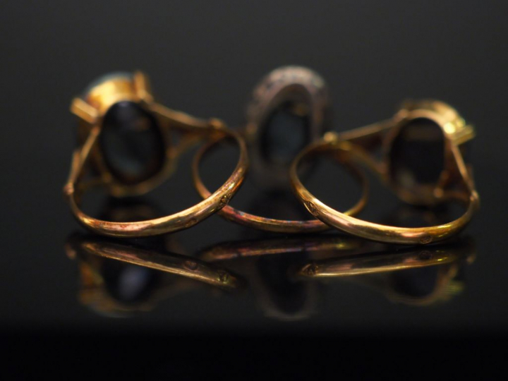 Ensemble comprenant trois différentes bagues en or jaune, serties d'un