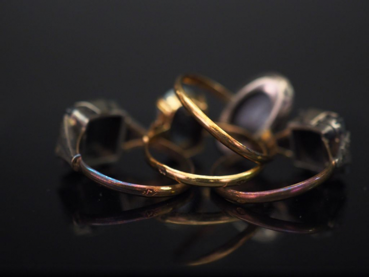 Ensemble comprenant trois différentes bagues en or jaune et argent, se