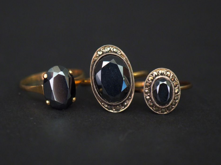 Ensemble comprenant deux différentes bagues en or jaune et argent, ser