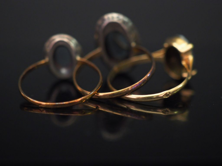 Ensemble comprenant deux différentes bagues en or jaune et argent, ser