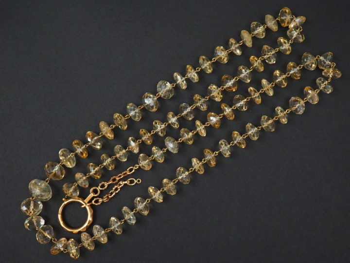 Sautoir en or jaune et pierres jaunes.  Long. 78,5 cm  Poids tel. 80 g