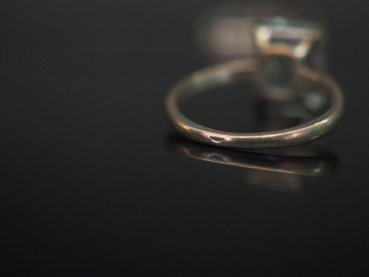 Ensemble comprenant :  - une bague en argent, sertie en son centre d'u