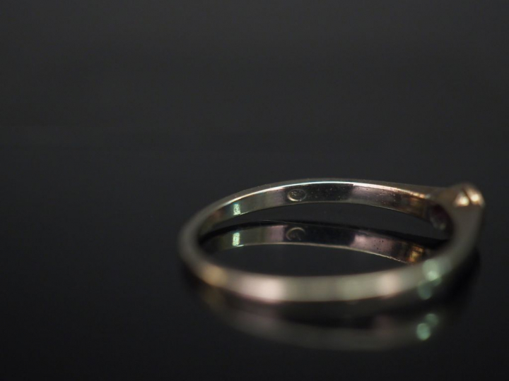 Ensemble comprenant :  - une bague en argent, sertie en son centre d'u