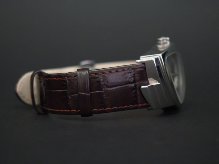 HAMILTON Ventura. Montre d'homme. Bracelet en cuir marron. Dans son co