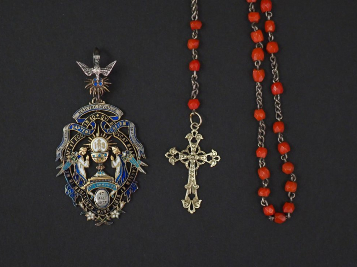 Ensemble comprenant :  - 	un chapelet en métal et perles rouges.  -	 u