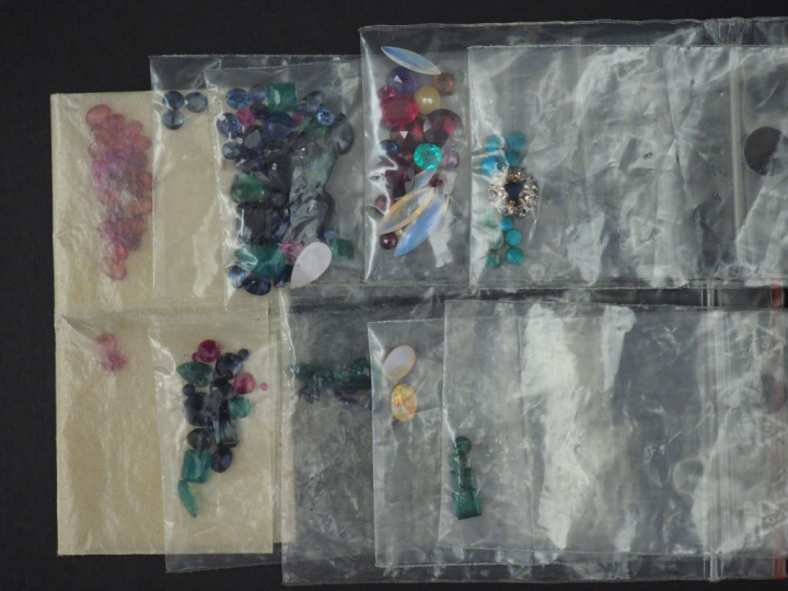 Ensemble de pierres sur papier, comprenant des émeraudes, saphirs, opa