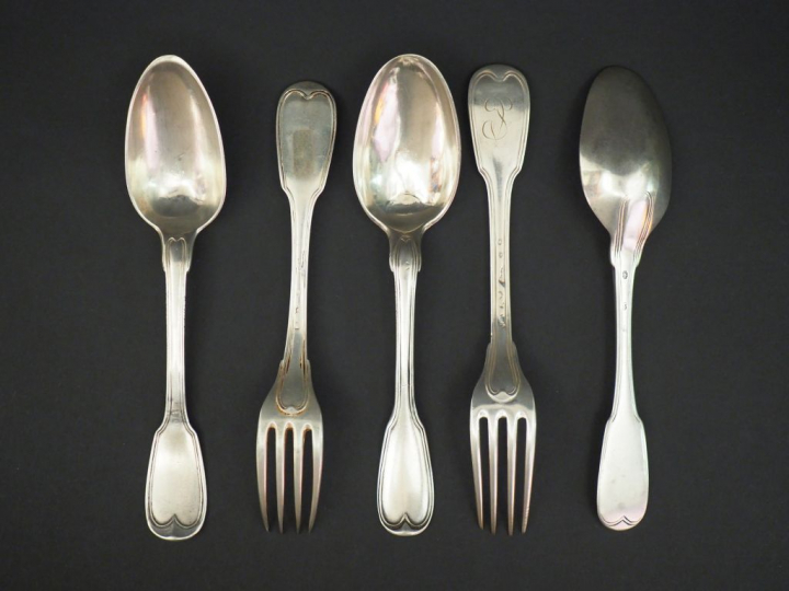 Deux couverts et une cuillère XVIIIème en argent, modèles et poinçons 