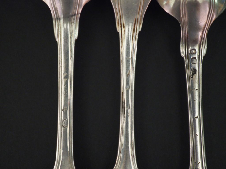 Deux couverts et une cuillère XVIIIème en argent, modèles et poinçons 