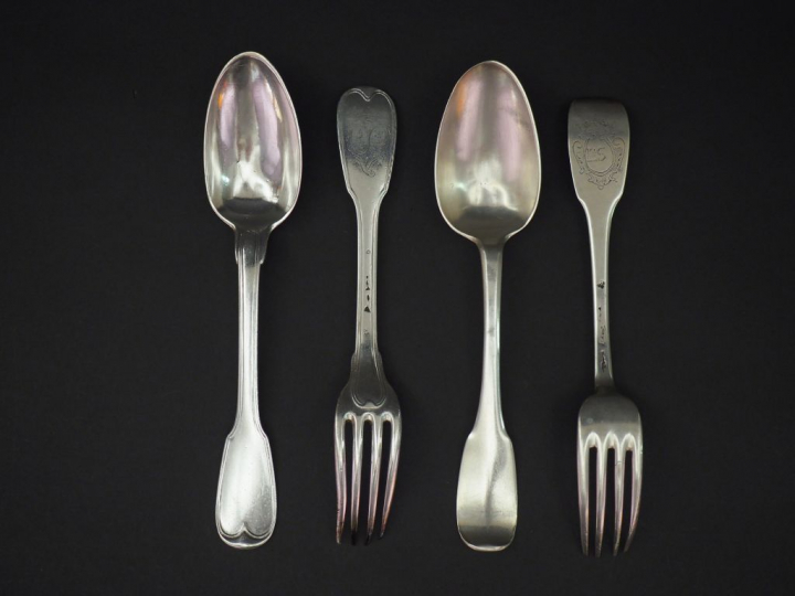 Ensemble comprenant :  - un grand couvert XVIIIème en argent, modèle à