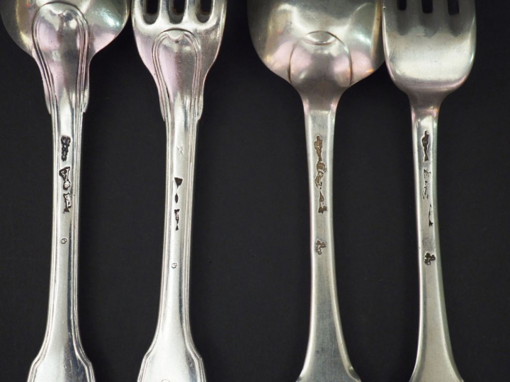 Ensemble comprenant :  - un grand couvert XVIIIème en argent, modèle à