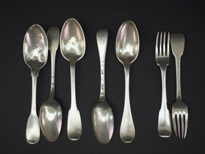 Ensemble comprenant cinq grandes cuillères et deux fourchettes XVIIIèm