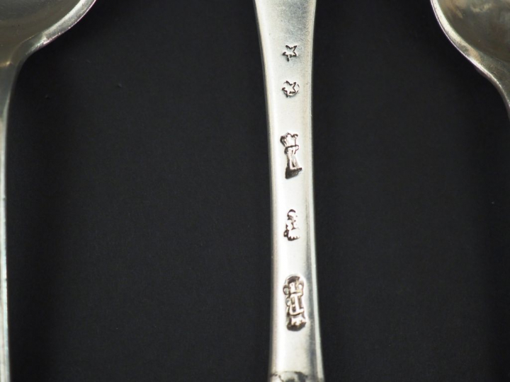 Ensemble comprenant cinq grandes cuillères et deux fourchettes XVIIIèm