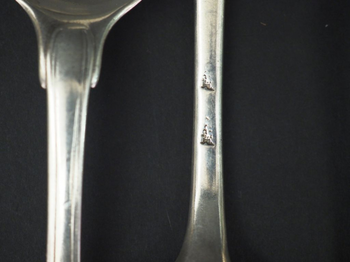 Ensemble comprenant cinq grandes cuillères et deux fourchettes XVIIIèm