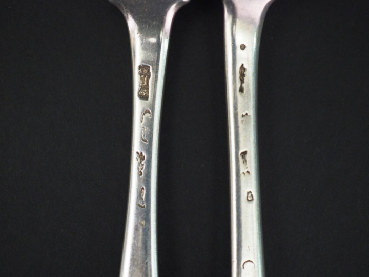 Ensemble comprenant cinq grandes cuillères et deux fourchettes XVIIIèm