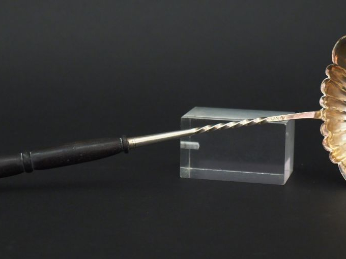 Louche à punch en argent, poinçon au Coq.  Manche en bois.  M.O : L.D 