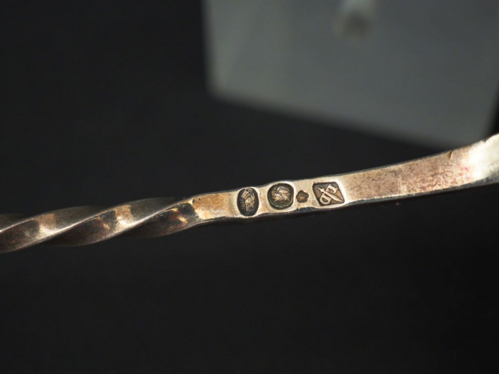 Louche à punch en argent, poinçon au Coq.  Manche en bois.  M.O : L.D 