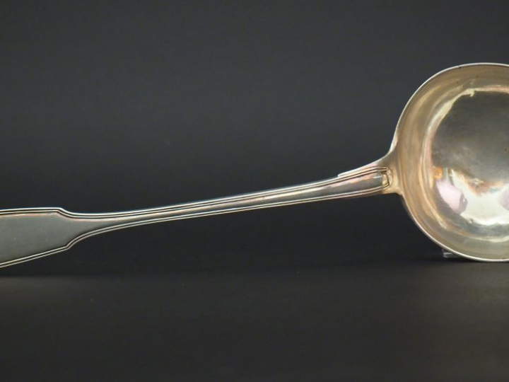 Importante louche en argent, fin XVIIIème - début XIXème, modèle à fil