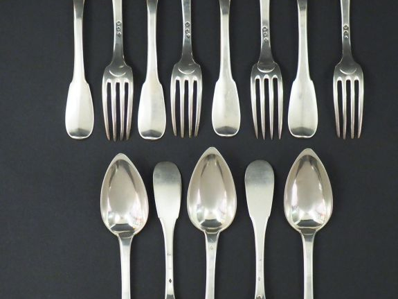 Ensemble comprenant :  - une suite de quatre grands couverts en argent