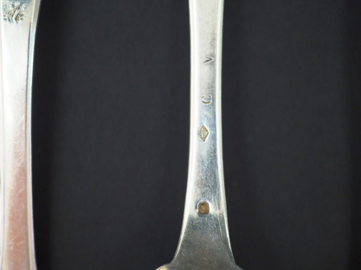 Ensemble comprenant :  - une suite de quatre grands couverts en argent