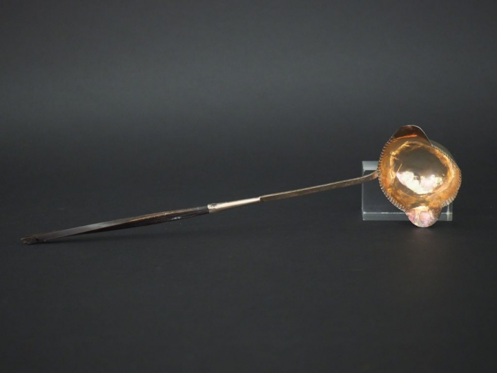 Louche à punch en argent, poinçon au Coq. Manche en corne. Long. 32 cm