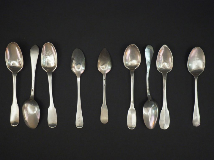 Ensemble comprenant :  - trois cuillères à café dépareillées en argent