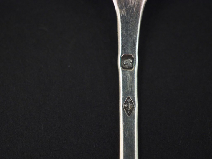 Ensemble comprenant :  - trois cuillères à café dépareillées en argent