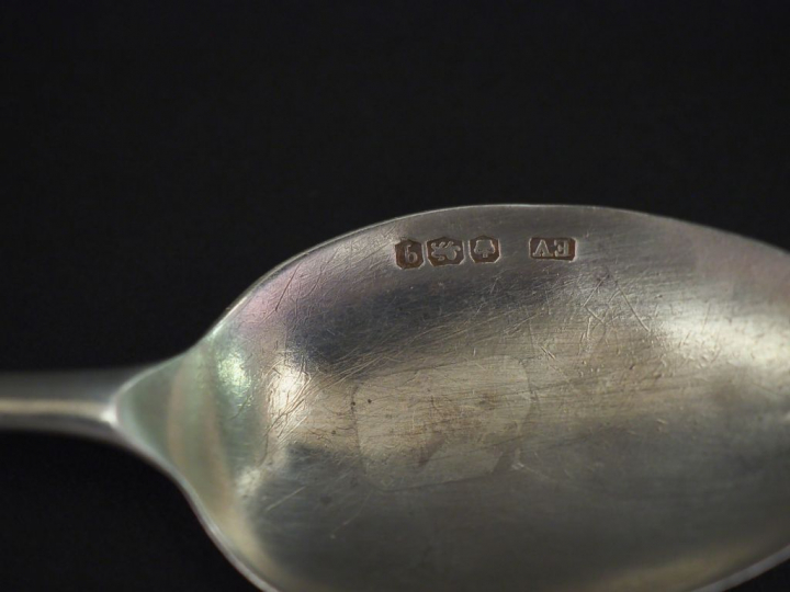 Ensemble comprenant :  - trois cuillères à café dépareillées en argent