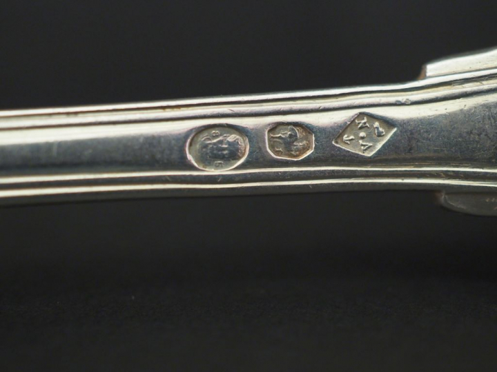 Ensemble comprenant :  - une suite de quatre grandes fourchettes en ar