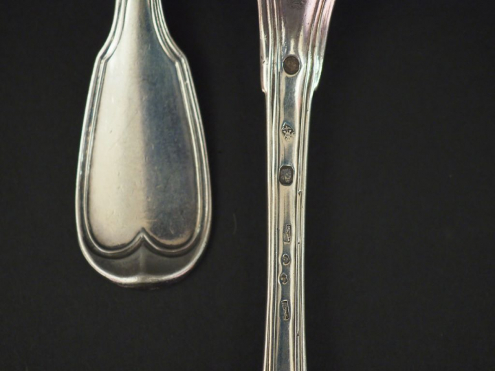 Ensemble comprenant :  - une suite de quatre grandes fourchettes en ar