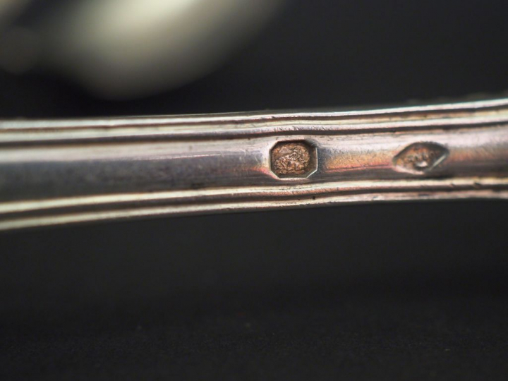 Ensemble comprenant :  - une suite de quatre grandes fourchettes en ar