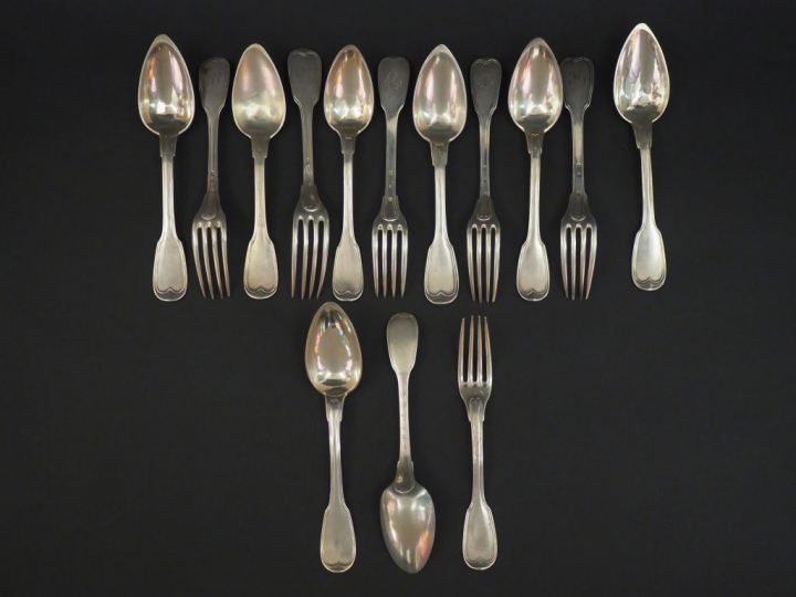 Ensemble comprenant :  - cinq grands couverts et une cuillère en argen
