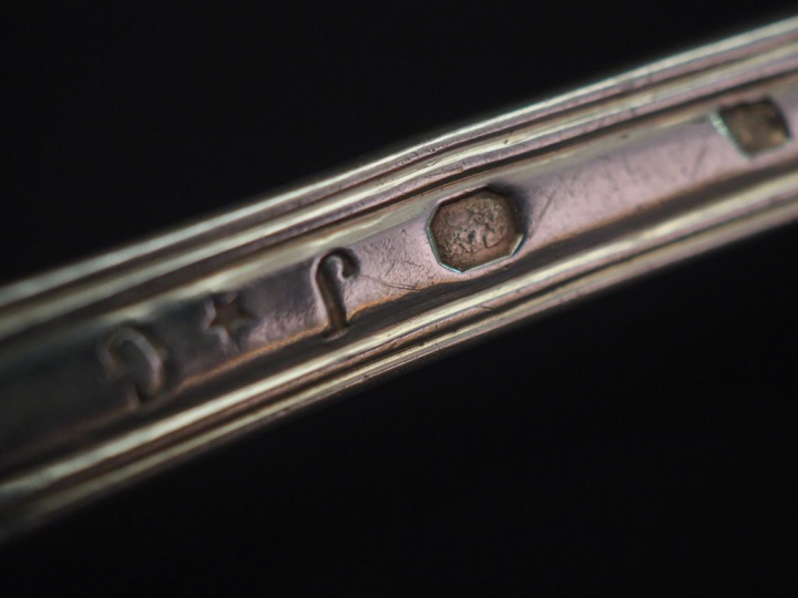 Ensemble comprenant :  - cinq grands couverts et une cuillère en argen