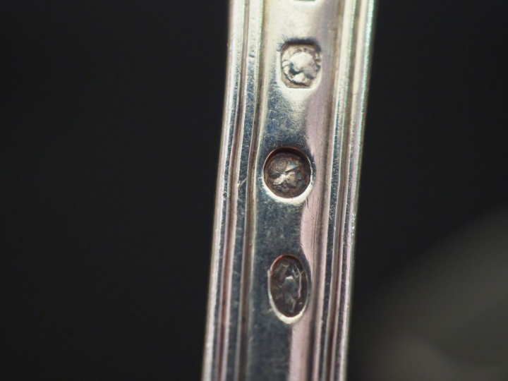 Ensemble comprenant :  - cinq grands couverts et une cuillère en argen