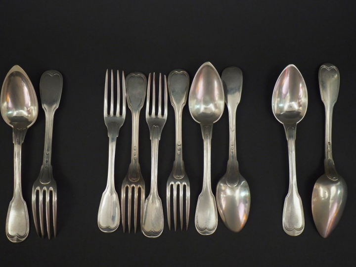 Ensemble comprenant :  - un grand couvert Restauration en argent, poin