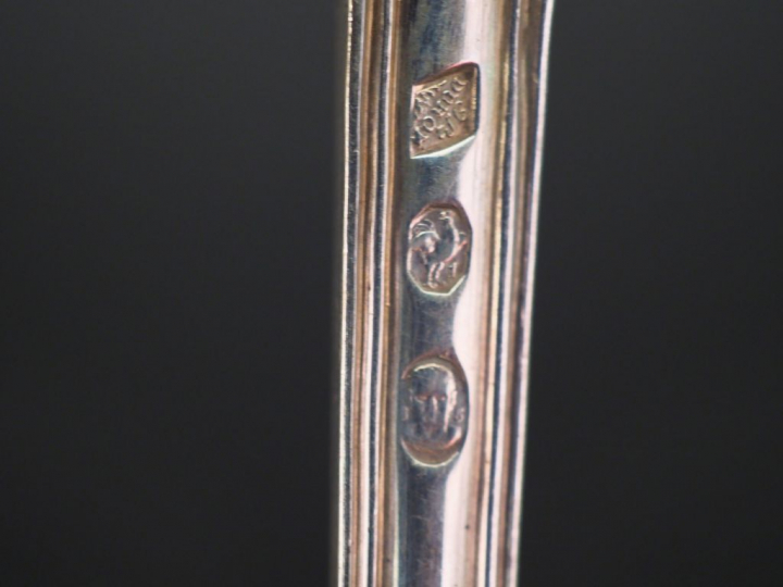 Ensemble comprenant :  - un grand couvert Restauration en argent, poin