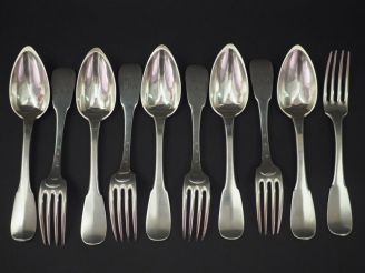 Vente aux enchères Suite de cinq grands couverts Restauration en argent, poinçon Vieillar